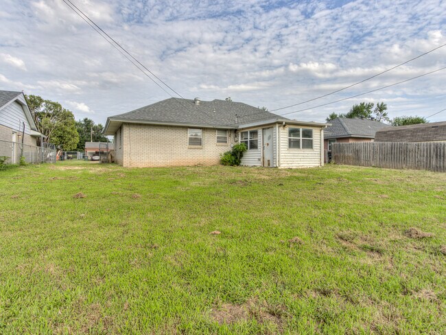 Building Photo - 2008 Connie Dr