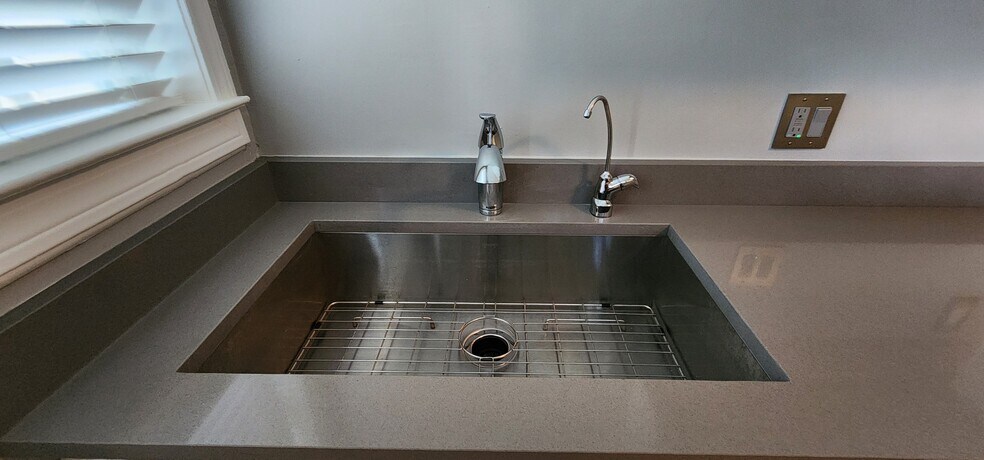 Sink with filtered water - 415 Willow Ln