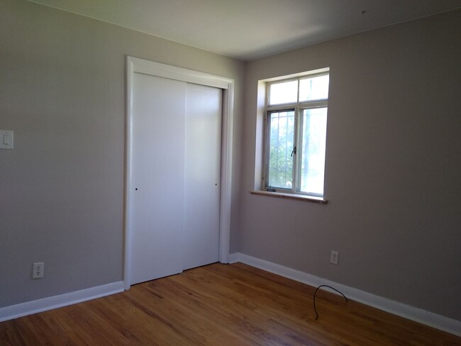 Building Photo - Park Hill 2 Bedroom 1 Bath Central Air! At...