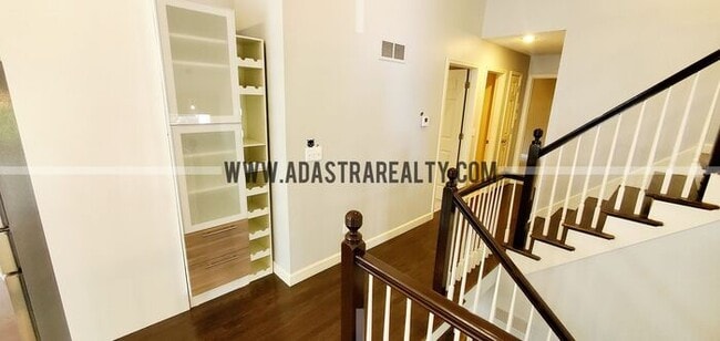 Building Photo - Gorgeous Updated Home in Blue Valley, South Overland Park-Available NOW!!