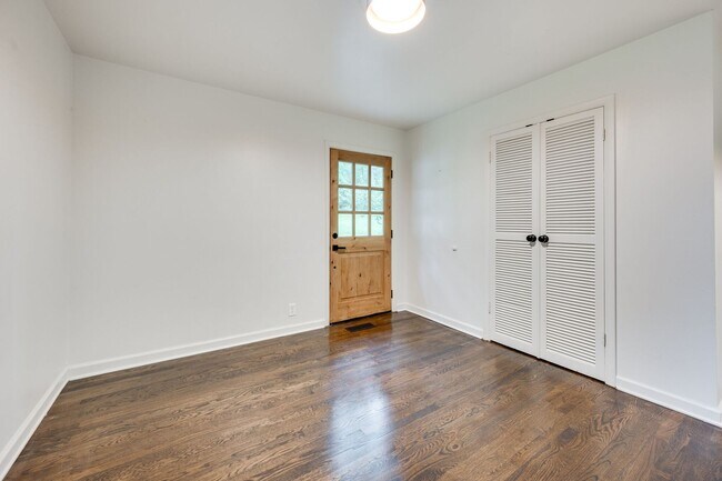 Building Photo - Amazing 3BE/2BA home in the West Meade & Hillwood Estates area!