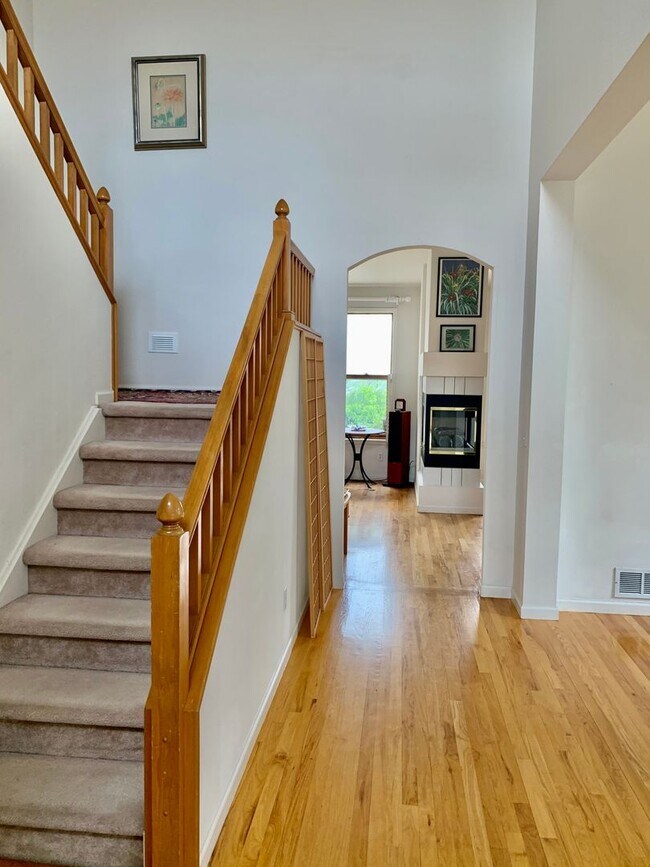 Building Photo - Gorgeous Gunbarrel Home on Cul-de-Sac!