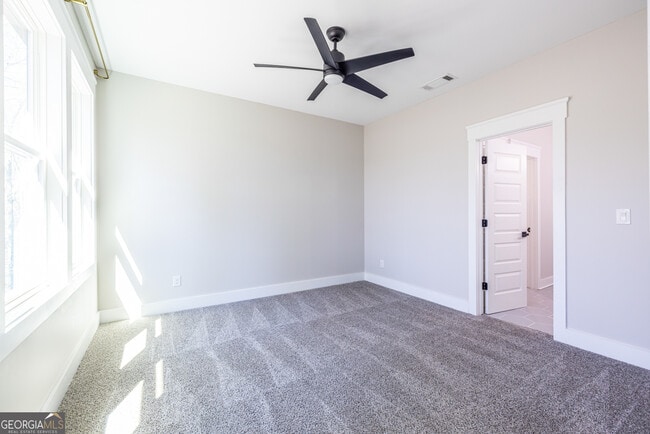 Building Photo - 1131 Pinehurst Dr