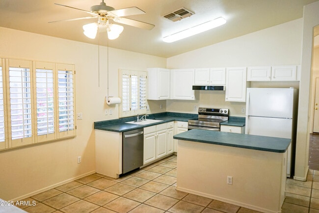 Building Photo - 898 E Monterey St