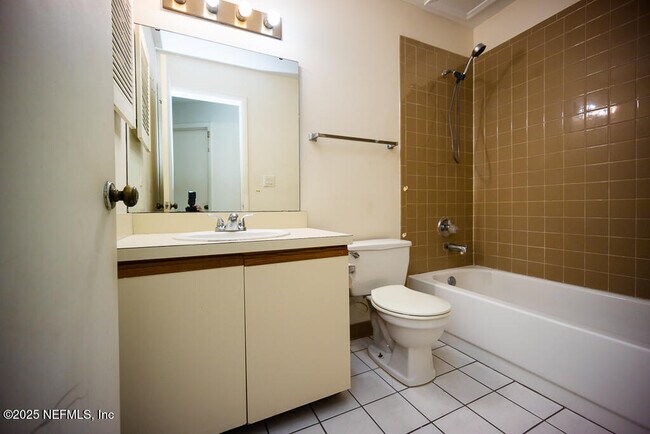 Building Photo - 1307 River Hills Cir E