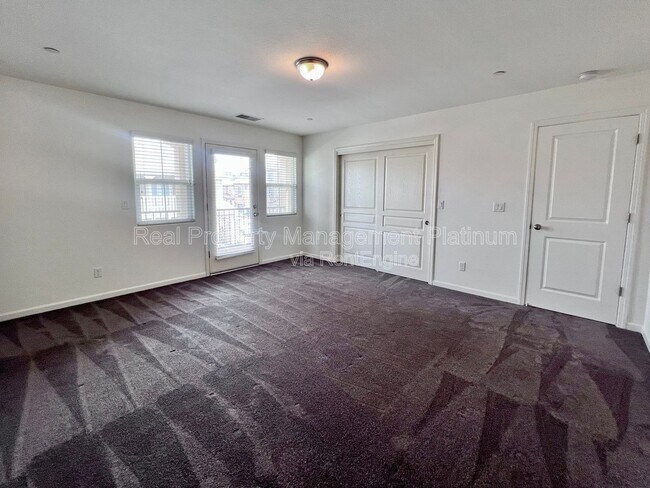 Building Photo - 2560 Daisy Dr