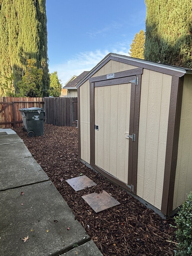 Building Photo - 34 Alvares Ct