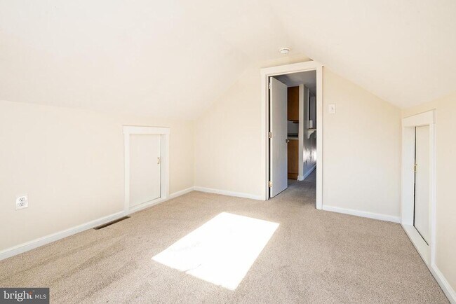 Building Photo - 1305 Sylvan Dr