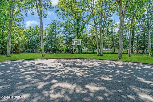 Building Photo - 12 Red Oak Dr