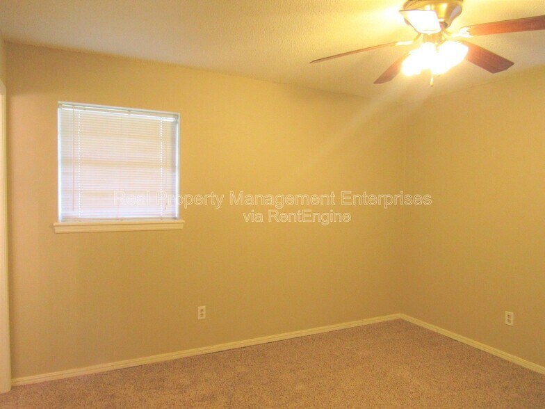 Building Photo - 637 Redstone Ave