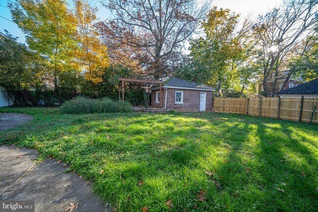 Building Photo - 709 E 20th St