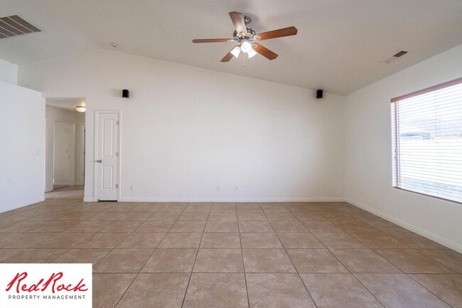 Building Photo - Inviting 3-Bedroom Home with Garage and Pr...