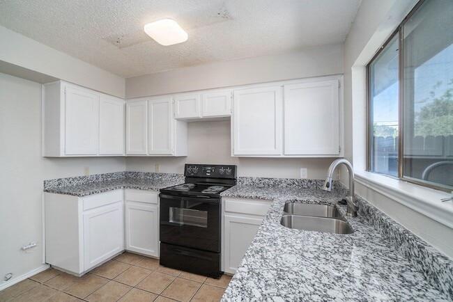 Building Photo - 3301 Aurora St