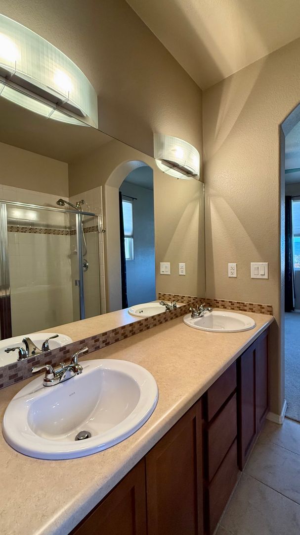 Building Photo - Spacious & Modern 3-Bedroom Townhome in Th...