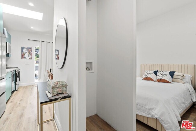 Building Photo - 11038 Blix St