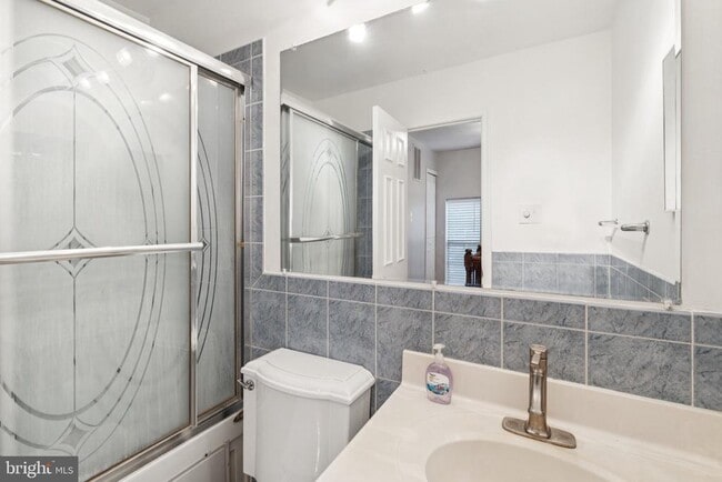 Building Photo - 5790 Burke Towne Ct