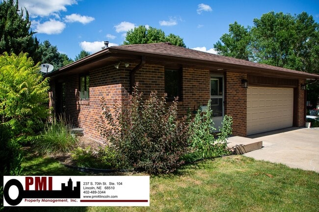 Building Photo - 3 Bedroom and 2 bathroom Colonial Hills Ho...