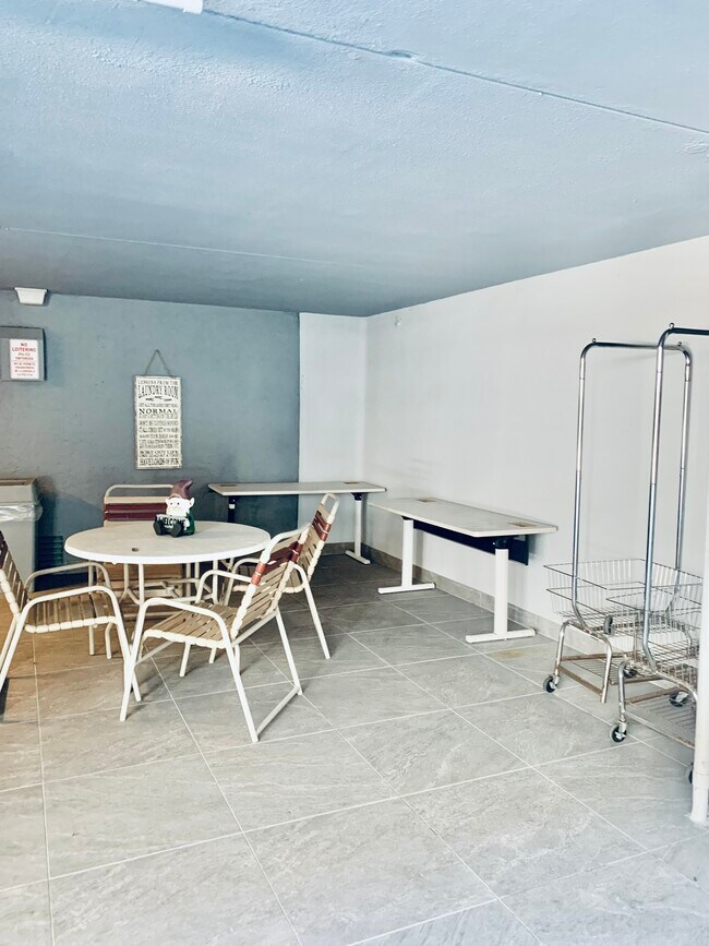 Building Photo - 826 Wiggins Pass Rd