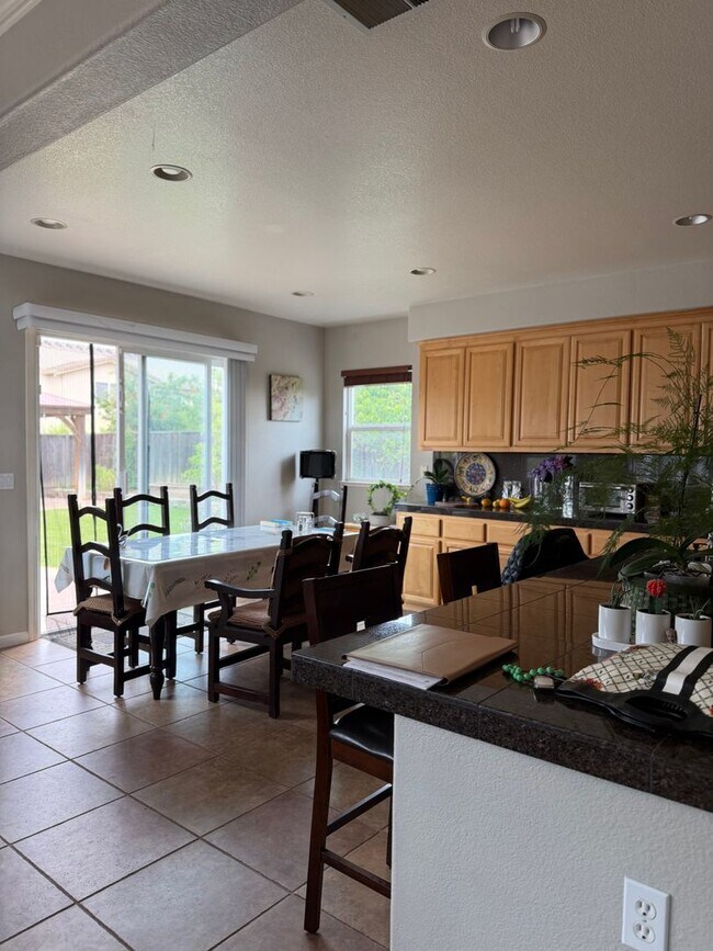 Building Photo - Gorgous 4 bedroom, 3 full bath home with pool