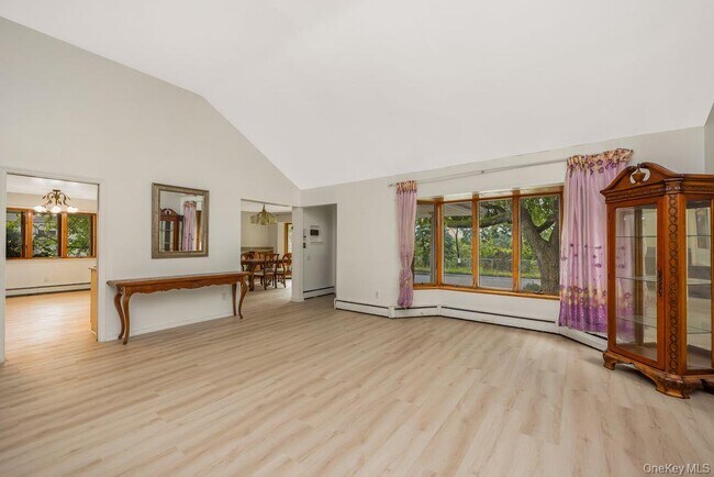 Building Photo - 6 Village Dr
