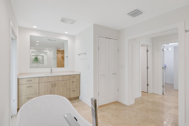 Building Photo - 1386 S Atlantic Dr