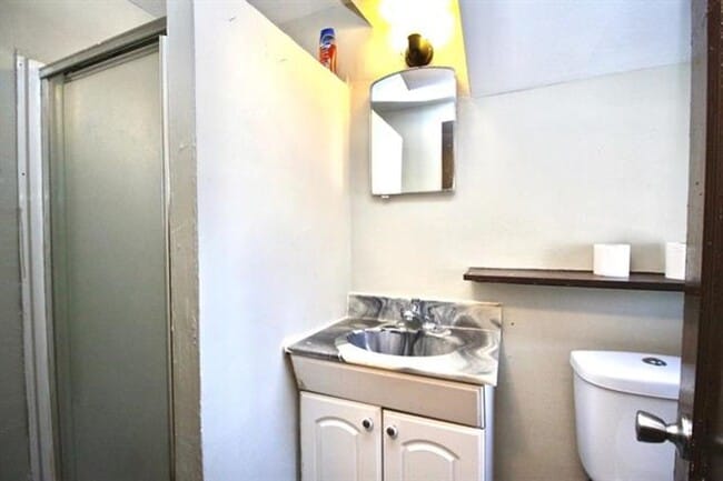 Building Photo - 352-354 W Racine