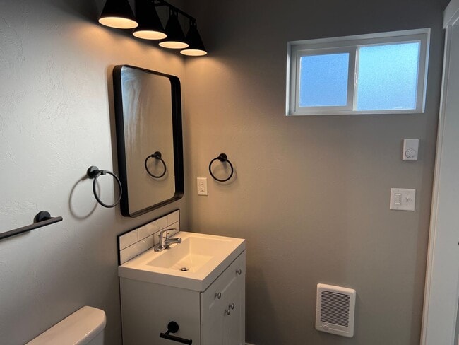 Building Photo - Newer 3 bedroom 2.5 bathroom duplex in Thu...