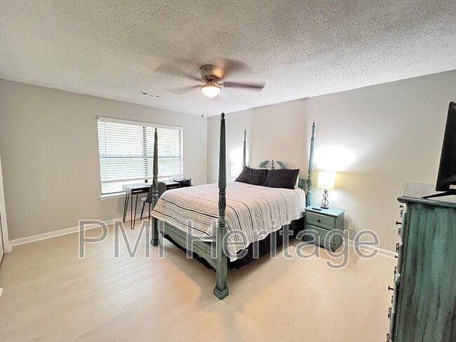 Building Photo - 1373 E Sequoyah Ct