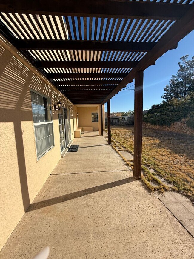 Building Photo - Beautiful 3 Bedroom/2.5 Bathroom Home Located off Roadrunner