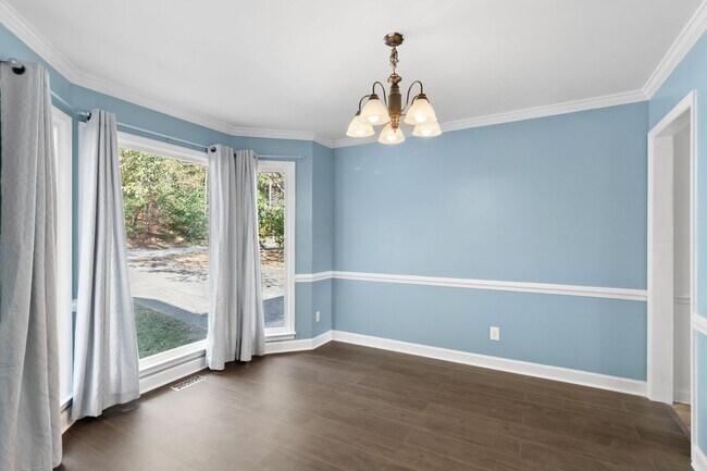 Building Photo - Beautiful 4 Bedroom/ 2 Story Home