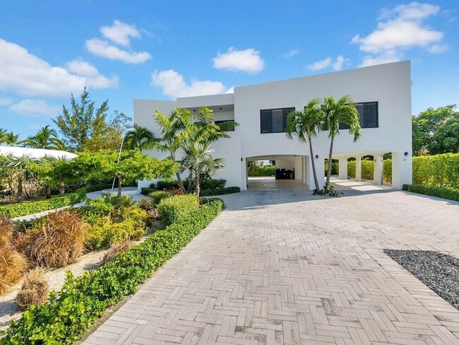 Building Photo - 273 W Seaview Dr