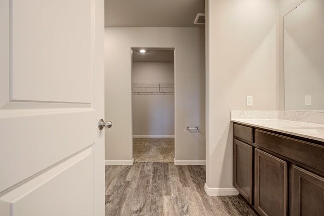 Building Photo - $500 Off the First Full Months Rent!!