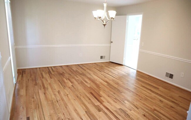 Building Photo - Fabulous Updated 4 Bedroom, 2.5 Bathroom H...