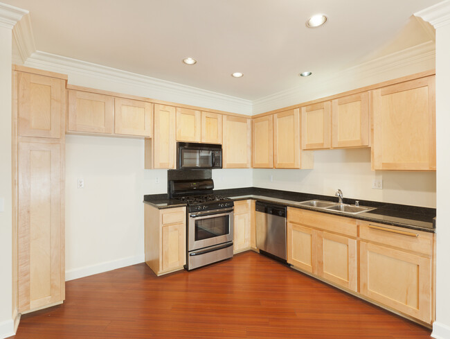 Kitchen with lots of cabinet storage - 4443 Moorpark Way