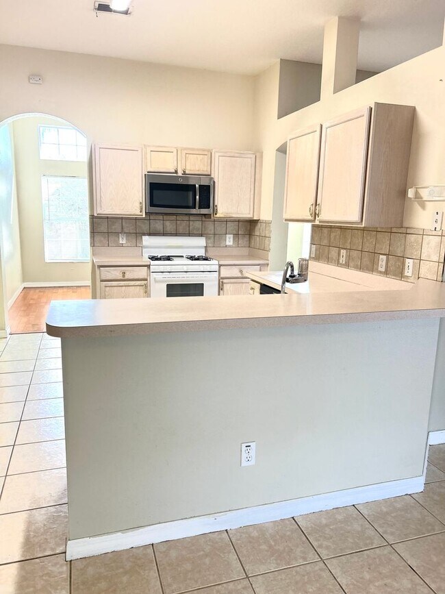 Building Photo - 4 BEDROOM - GATED TWIN LAKES SUBDIVISION -...