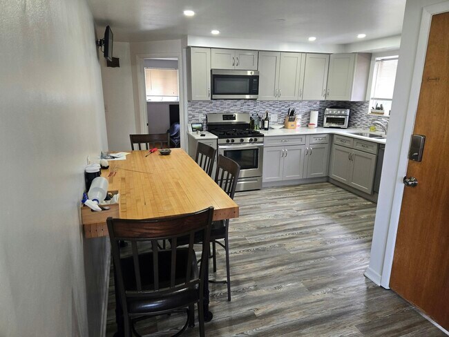 Building Photo - 205 Meadowlawn Rd
