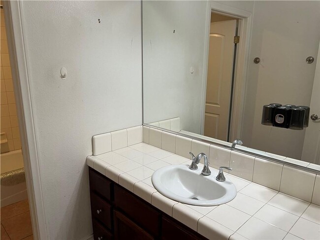 Building Photo - Spacious Condo
