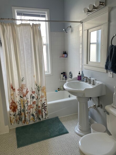 Bathroom - 641 Fillmore St NE