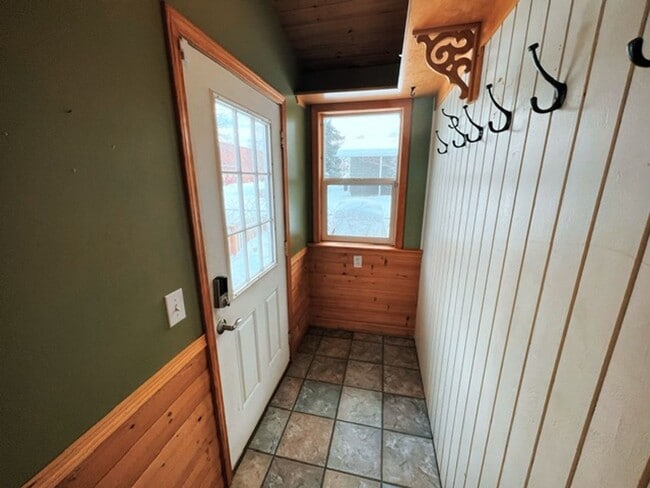 Building Photo - Spacious Midtown Two Bedroom with Utilitie...
