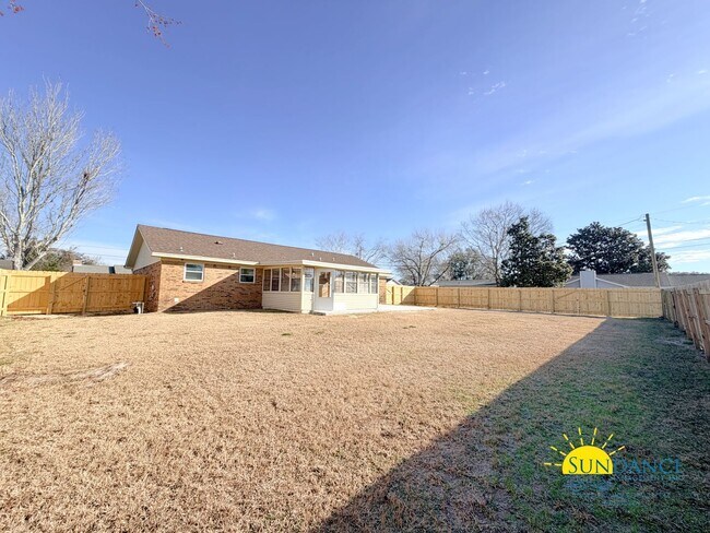 Building Photo - 4 miles from Hurlburt Field, 3 Bedroom beautiful home!