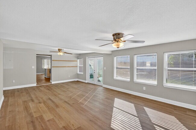 Building Photo - 541 40th Ave NE