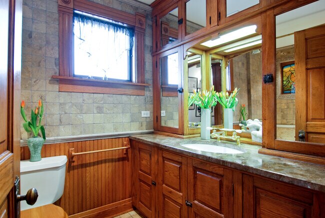 Building Photo - 622 W Briar Pl