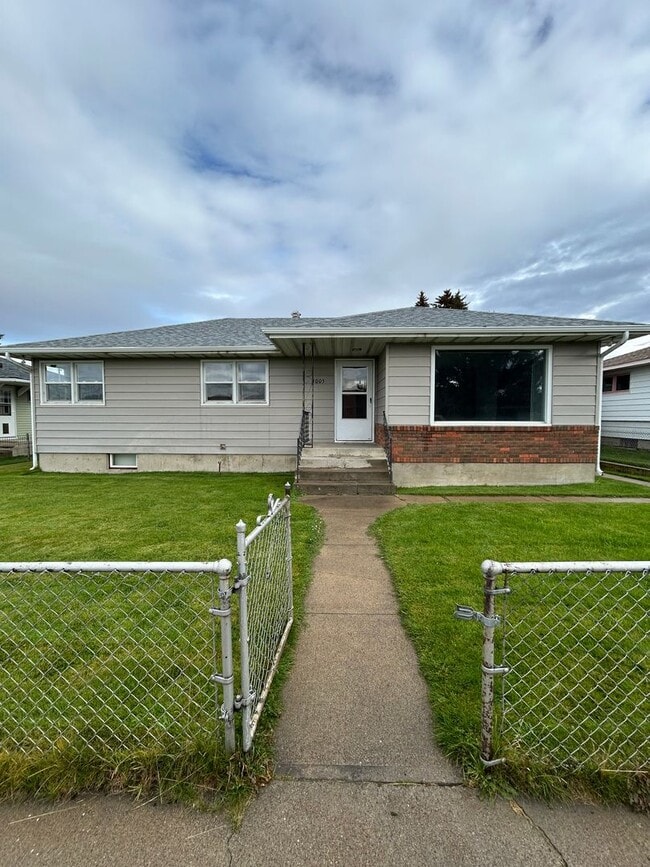 Primary Photo - 3005 Yale Ave