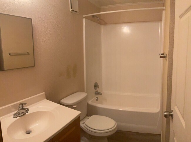 Building Photo - Spacious 1/1 in a great location! Call for...