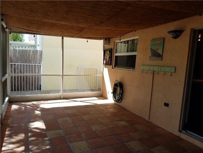 Building Photo - 1159 SE 6th Ct