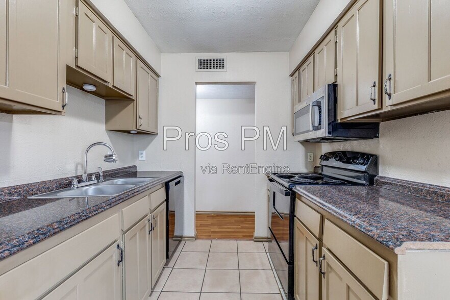 Building Photo - 7117 Edinburg Dr