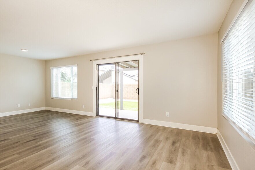 Building Photo - 8737 W Bluefield Ave