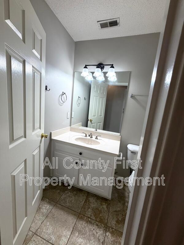 Building Photo - 2215 Lake Royale Dr