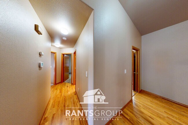 Building Photo - Lovingly cared for 3-bedroom, 1.75-bath ra...