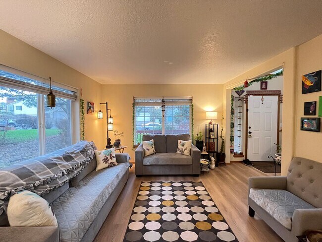 Building Photo - Beautiful 3 Bed, 2.5 Bath House in Central...